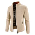 Strickjacke für Herren mit Reißverschluss, Stehkragen und kariertem Innenfutter detail. - Beige