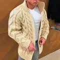 Schwere beigefarbene Strickjacke für Herren mit Zopfmuster, Stehkragen und Knöpfen - S / Oberteile / Khaki