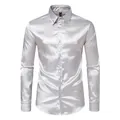 Vista frontal de camisa de satén plateado para hombre con brillo metálico suave - S / Tops / Gris claro