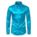 Detalle de una camisa de manga larga de satén cian brillante para hombre elegante. - Azul lago
