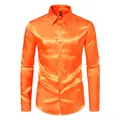 Primer plano de una camisa de satén naranja brillante para hombre con textura sedosa. - Naranja