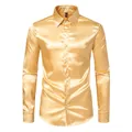 Primer plano de la textura de tela satinada dorada brillante de camisa de hombre. - Dorado
