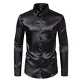 Detalle de camisa de satén negro para hombre con acabado brillante sedoso - S / Tops / Negro