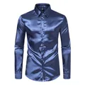 Vista detallada profesional de una camisa de manga larga para hombre en satén azul marino - Azul marino