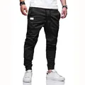 Vista dettagliata dei pantaloni cargo neri da uomo con coulisse e polsini elastici - Taglia S / Pantaloni e gonne / Nero