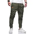 Dettaglio dei pantaloni cargo jogger uomo verde militare con coulisse in vita. - Taglia S / Pantaloni e gonne / Verde militare