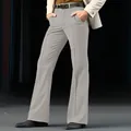 Vista detallada de pantalones de campana slim fit en sarga elástica gris claro para hombres - S / Bottoms / Gris claro