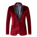 Vista dettagliata di un blazer slim fit da uomo in velluto rosso con revers neri. - Taglia S / Top / Rosso