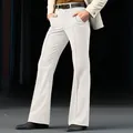 Detalle de los pantalones acampanados blancos ajustados para hombre en tejido de sarga - S / Bottoms / Blanco