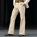 Vue détaillée d'un pantalon flare beige pour homme, coupe slim avec pli central élégant. - Kaki