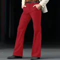 Vue détaillée d'un pantalon évasé rouge ajusté pour homme avec un pli central net - Rouge