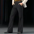 Detalle de pantalones de campana negros para hombre, corte entallado en sarga elástica. - S / Bottoms / Negro