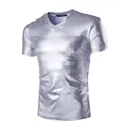 Vista dettagliata di una maglietta da uomo in argento metallizzato con scollo a V lucida - Taglia M / Top / Argento