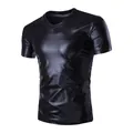 Vista dettagliata di una t-shirt da uomo nera lucida slim fit con scollo a V elegante - Taglia M / Top / Nero