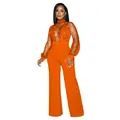 Lebhafter orangefarbener Pailletten-Jumpsuit mit weitem Bein an einem Profi-Model - S / Oberteil und Hose / Orange