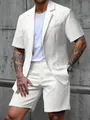 Dettaglio completo di blazer a maniche corte e pantaloncini bianchi con texture. - Taglia S / Top E Pantaloni / Bianco