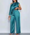 Elegante conjunto de satén verde azulado con top de un hombro y pantalón de pernera ancha. - S / Parte Superior Y Inferior / Verde azulado