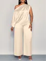Gedetailleerd overzicht van de elegante beige satijnen set met één schouder top en broek - Abrikoos