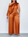 Elegante oranje satijnen set bestaande uit een one-shoulder top en wijde broek - Chocolade