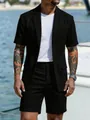Dettaglio di un completo da uomo nero a maniche corte in stile business casual. - Taglia S / Top E Pantaloni / Nero