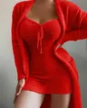 Primer plano de conjunto de pijama de felpa roja con textura suave y detalle de lazo - S / Conjuntos / Rojo