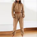 Conjunto de dos piezas de felpa color camello con top con capucha y pantalones a juego - S / Top y Pantalones / Caqui