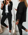 Detailansicht eines schwarzen Damen-Blazer-Sets mit einer modischen Kordelzug-Hose - S / Oberteil Und Unterteil / Schwarz