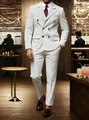 Vue en pied d'un homme élégant en costume croisé à rayures blanches dans un salon - S / Haut Et Bas / Blanc