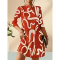 Elegante mini vestido rojo de otoño con un moderno estampado abstracto blanco mujer - S / Vestidos / Rojo