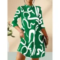 Elegante vestido recto verde para mujer con estampado abstracto blanco y manga 3/4 moda - S / Vestidos / Verde