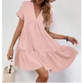 Robe courte élégante à col en V et manches courtes à volants, variante rose pâle - Rose Poudré