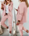 Detailansicht eines modischen rosa Freizeitanzugs für Damen mit Blazer und passender Hose - S / Oberteil Und Unterteil / Rosa