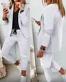 Detailansicht von vorne und von der Seite eines weißen Damen-Anzugs mit Blazer - S / Oberteil Und Unterteil / Weiß