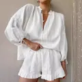 Conjunto blanco de lino de dos piezas con blusa de cuello V y shorts con volantes - S / Parte Superior Y Inferior / Blanco