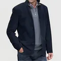 Vista detallada de una chaqueta blazer informal azul marino para hombre con solapa clásica - S / Tops / Azul marino