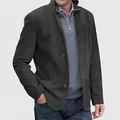 Primer plano de un blazer casual para hombre con textura de gamuza suave y cierre de botones. - S / Tops / Gris oscuro