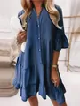 Vue détaillée d'une robe en jean délavé à volants avec manches 5/8 et col en V boutonné. - S / Haut Et Bas / Bleu foncé