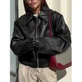 Détail d'une veste en cuir noir ample pour femme, style motard chic pour l'automne. - S / Hauts / Noir