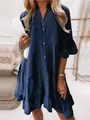 Détail d'une robe en jean bleu marine à volants avec demi-manches sur un mannequin - S / Haut Et Bas / Bleu marine
