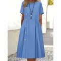 Elegante blauwe midi-jurk met decoratieve houten knopen en handige zijzakken - S / Hemelsblauw