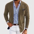 Detalle de un blazer informal marrón de corte ajustado para hombres para fiestas. - M / Tops / Caqui