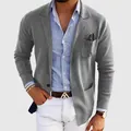 Detalle de un elegante blazer casual gris de corte ajustado para hombre con camisa a rayas. - M / Tops / Gris claro