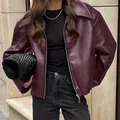 Modische bordeauxrote Kunstleder-Bikerjacke für Damen im Oversize-Stil mit Reißverschluss - S / Oberteile / Burgunderrot