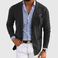 Primer plano de un blazer informal ajustado para hombre que muestra la textura y el bolsillo - M / Tops / Negro