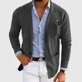 Detalle de un blazer casual gris oscuro de corte entallado para hombre con camisa a rayas - M / Tops / Gris oscuro