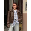 Locker geschnittene braune Damen-Bikerjacke aus Kunstleder im Streetstyle Mode - S / Oberteile / Braun