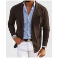 Élégant blazer marron ajusté pour homme avec chemise rayée et pantalon blanc chic - Café