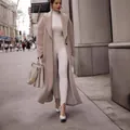 Elegante lange beige pluche damesjas met reverskraag voor de herfst en winter streetstyle mode. - S / Tops / Khaki