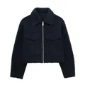 Detailansicht der dunkelblauen Kurzjacke mit Reißverschluss und zwei Brusttaschen. - XS / Oberteile / Marineblau
