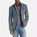 Primer plano de un blazer informal de mezclilla azul para hombre con dos botones y pañuelo. - S / Tops / Azul claro